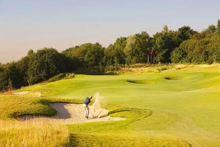 Man op de 27 holes golfbaan "International Golf Maastricht" pal naast Dormio Resort Maastricht