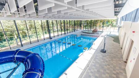 Het binnenbad met glijbaan van vakantiepark Dormio Resort Maastricht