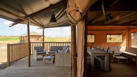 Veranda en woonkamer van een glamping tent op vakantiepark Dutchen Erfgoedpark de Hoop