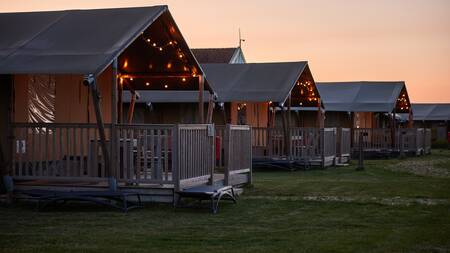 Glamping tenten op een rij op vakantiepark Dutchen Erfgoedpark de Hoop