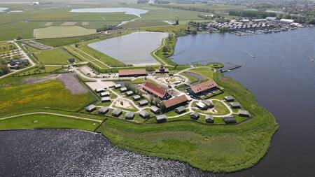 Luchtfoto van vakantiepark Dutchen Erfgoedpark de Hoop en het Uitgeestermeer