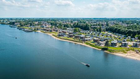 Luchtfoto van vakantiehuizen aan het water op vakantiepark EuroParcs Aan de Maas
