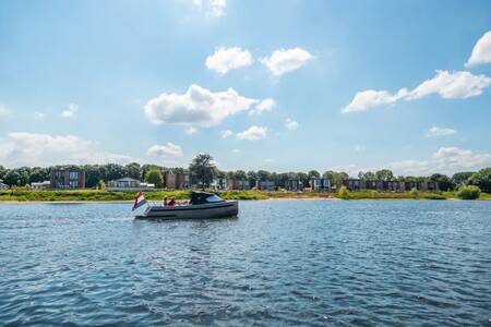 Boot vaart over het meer naast vakantiepark EuroParcs Aan de Maas