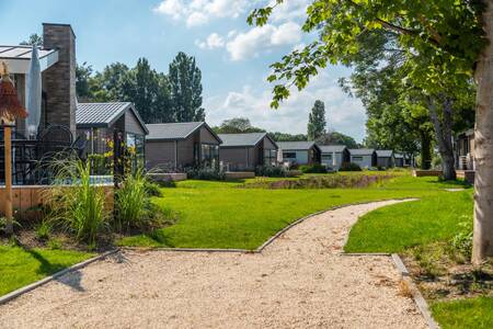 Vakantiehuizen aan een laantje op vakantiepark EuroParcs Aan de Maas