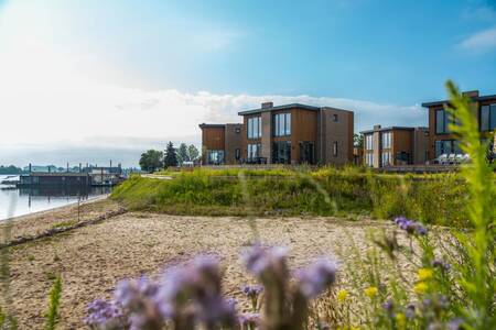 Vakantiehuizen aan het strand op vakantiepark EuroParcs Aan de Maas