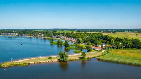 Luchtfoto van vakantiehuizen op vakantiepark Europarcs Bad Hoophuizen en het Veluwemeer