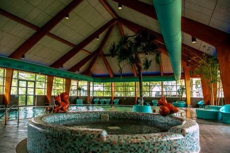 Een bubbelbad in het binnenbad van vakantiepark Europarcs Bad Hoophuizen