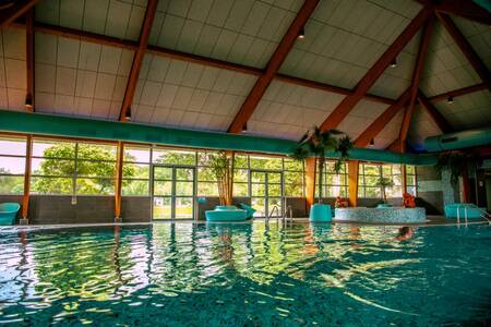 Mensen aan het zwemmen in het binnenbad van vakantiepark Europarcs Bad Hoophuizen