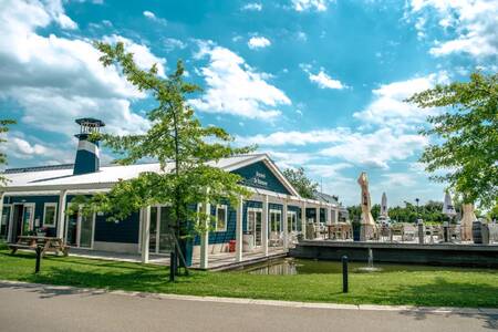 Terras bij restaurant "De Vuurtoren" op vakantiepark EuroParcs Bad Hulckesteijn