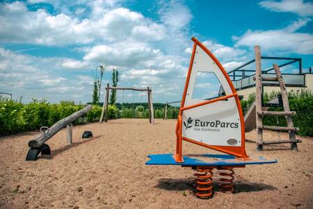 Speeltoestellen in een speeltuin op vakantiepark EuroParcs Bad Hulckesteijn