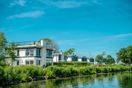 Vakantie villa's langs het water op vakantiepark EuroParcs Bad Hulckesteijn