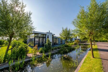 Een vrijstaand vakantiehuis aan het water op vakantiepark EuroParcs Bad MeerSee