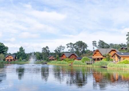 Houten chalets aan het recreatiemeer op vakantiepark EuroParcs Brunssummerheide