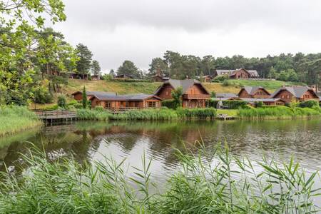 Houten chalets aan het water op vakantiepark EuroParcs Brunssummerheide