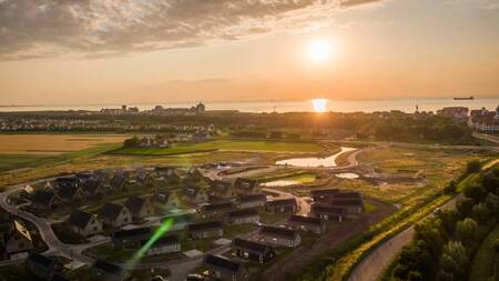 Luchtfoto van vakantiepark EuroParcs Cadzand met op de achtergrond de zee