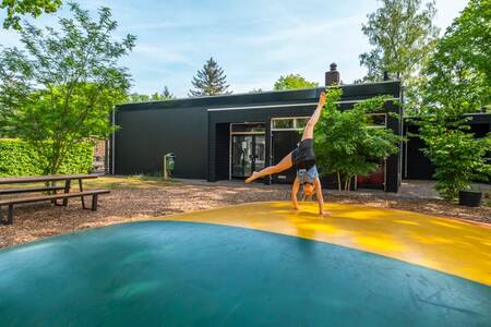 Kind speelt op de airtrampoline in een speeltuin op vakantiepark EuroParcs De Hooge Veluwe