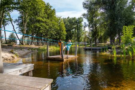 Kinderen op een vlot op vakantiepark EuroParcs De IJssel Eilanden