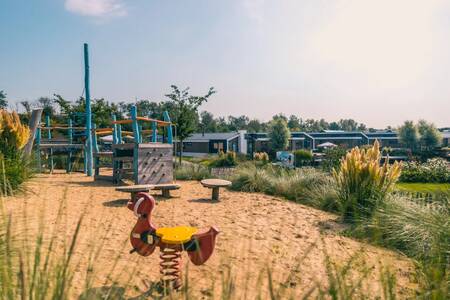 Speeltoestellen in de speeltuin op vakantiepark EuroParcs De Kraaijenbergse Plassen