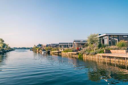 Vakantiehuizen aan het water op vakantiepark EuroParcs De Kraaijenbergse Plassen