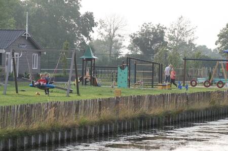 Kinderen spelen in de speeltuin op vakantiepark EuroParcs De Rijp