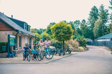 Gezin heeft fietsen gehuurd bij de fietsverhuur op vakantiepark EuroParcs De Utrechtse Heuvelrug