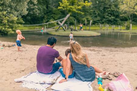 Gezin op het strand op vakantiepark EuroParcs De Utrechtse Heuvelrug