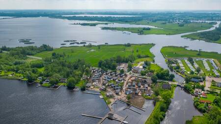 Luchtfoto van vakantiepark EuroParcs De Wiedense Meren, de Beulakerwijde en Belterwijde