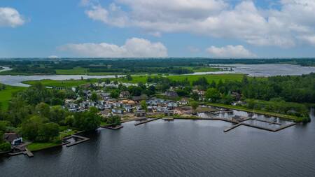 Luchtfoto van vakantiepark EuroParcs De Wiedense Meren, de Beulakerwijde en Belterwijde