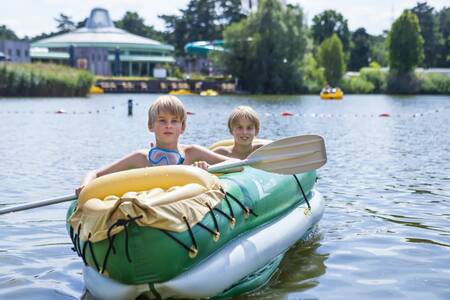 2 Kinderen in een kano op het meer van vakantiepark Europarcs EuroParcs Zilverstrand
