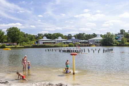 Mensen spelen in het recreatiemeer op vakantiepark Europarcs EuroParcs Zilverstrand