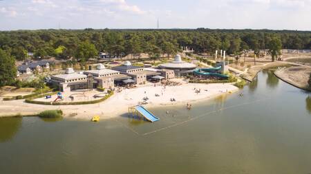 Luchtfoto van het recreatiemeer van vakantiepark Europarcs EuroParcs Zilverstrand