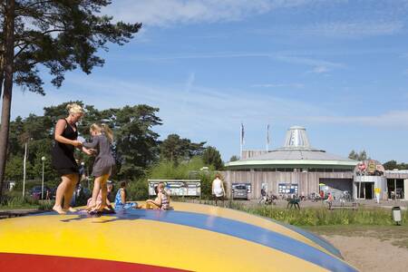 Kinderen springen op de airtrampoline in de speeltuin op Europarcs EuroParcs Zilverstrand
