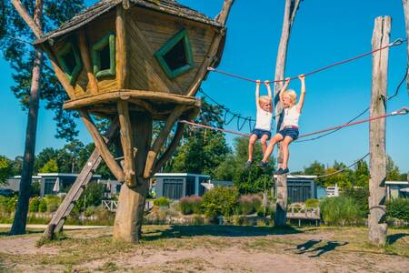 Kinderen spelen in de speeltuin op vakantiepark Europarcs EuroParcs Zilverstrand