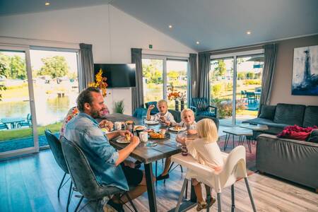 Gezin aan het eten in een vakantiehuis op vakantiepark Europarcs EuroParcs Zilverstrand