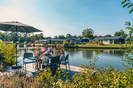 Gezin aan het eten in de tuin van een vakantiehuis op vakantiepark Europarcs EuroParcs Zilverstrand