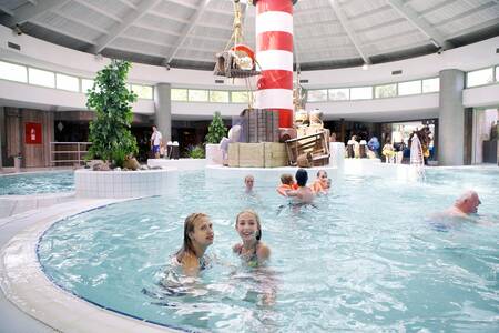 Mensen zwemmen in het binnenbad van vakantiepark Europarcs EuroParcs Zilverstrand