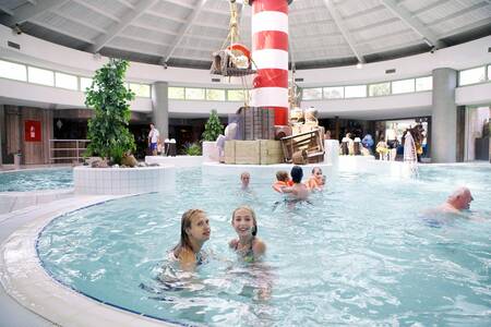 Mensen zwemmen in het binnenbad van vakantiepark Europarcs EuroParcs Zilverstrand