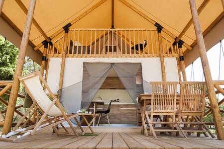 Een luxe glampingtent op vakantiepark EuroParcs Gulperberg