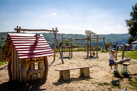 Kind op een wipkip in de speeltuin van vakantiepark EuroParcs Gulperberg