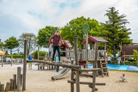 Kinderen spelen in de grote speeltuin van vakantiepark EuroParcs Gulperberg