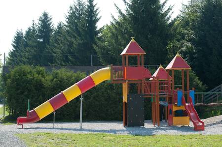 Speeltoestel met glijbaan in een speeltuin op vakantiepark EuroParcs Hermagor Nassfeld