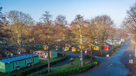 Kleurrijke chalets in laantjes op vakantiepark Europarcs Het Amsterdamse Bos