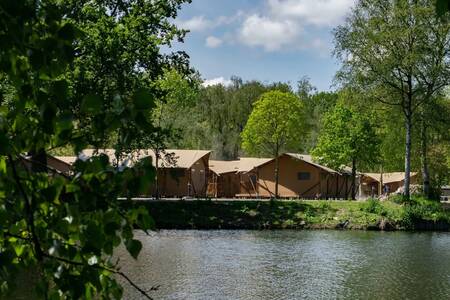 Glampingtenten aan het water op vakantiepark Europarcs Het Amsterdamse Bos