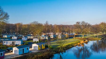 Luchtfoto van chalets in het bos op vakantiepark Europarcs Het Amsterdamse Bos