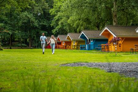 Stelletje wandelt voor chalets op vakantiepark Europarcs Het Amsterdamse Bos