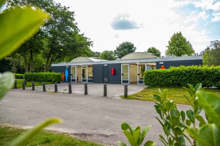 Een toiletgebouw op vakantiepark Europarcs Het Amsterdamse Bos