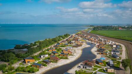 Vakantiepark EuroParcs Hindeloopen ligt pal aan het IJsselmeer