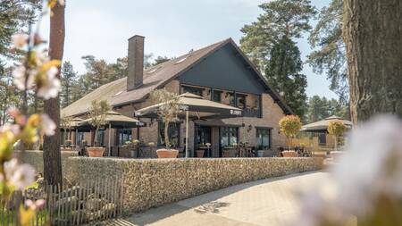 Terras bij het restaurant op vakantiepark EuroParcs Hoge Kempen