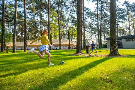 Kinderen voetballen voor vakantiehuizen op EuroParcs Hoge Kempen