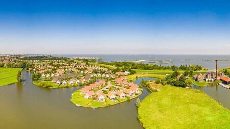 Luchtfoto van EuroParcs IJsselmeer pal aan het Ijsselmeer